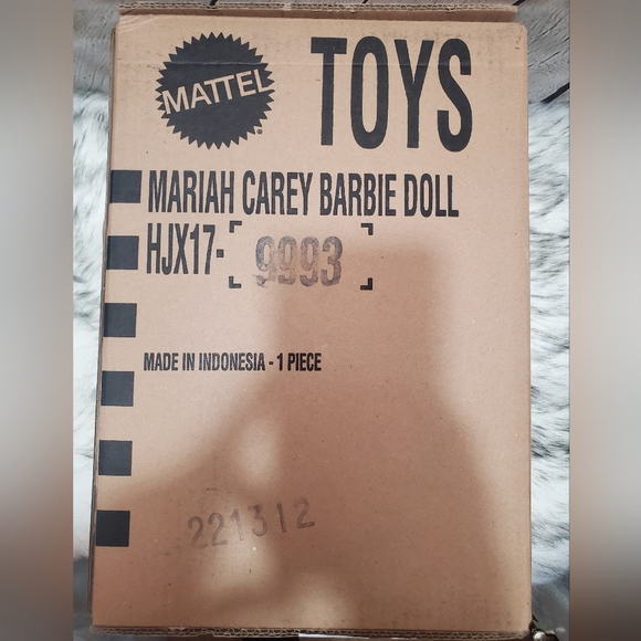 Barbie Signature - Mariah Carey Holiday Barbie - Picture 4 of 4